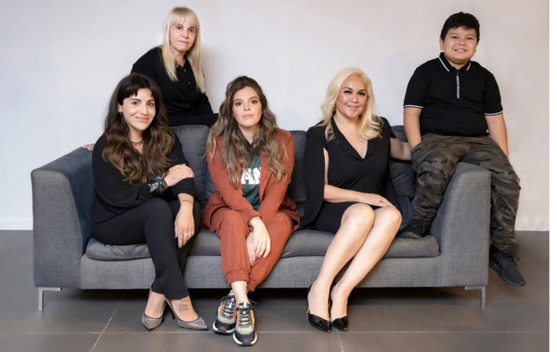 Claudia Villafañe, Veronica Ojeda, Dalma Maradona, Giannina Maradona y Diego Fernando Maradona