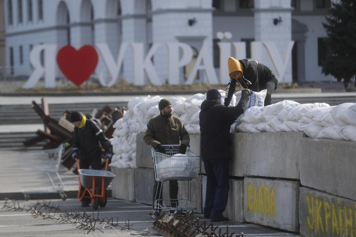 Instalan barricadas en Kiev ante el avance de Rusia. EFE.