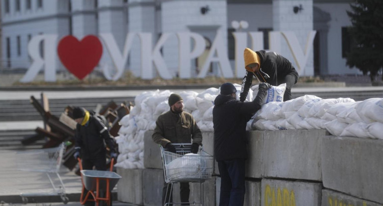 Instalan barricadas en Kiev ante el avance de Rusia. EFE.