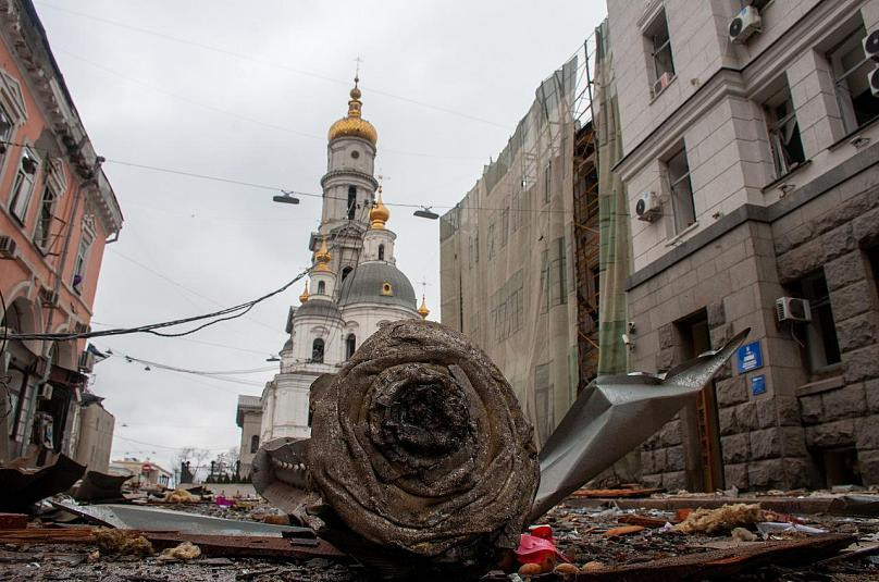 Los restos de una bomba de racimo tras un bombardeo en una calle de Járkov