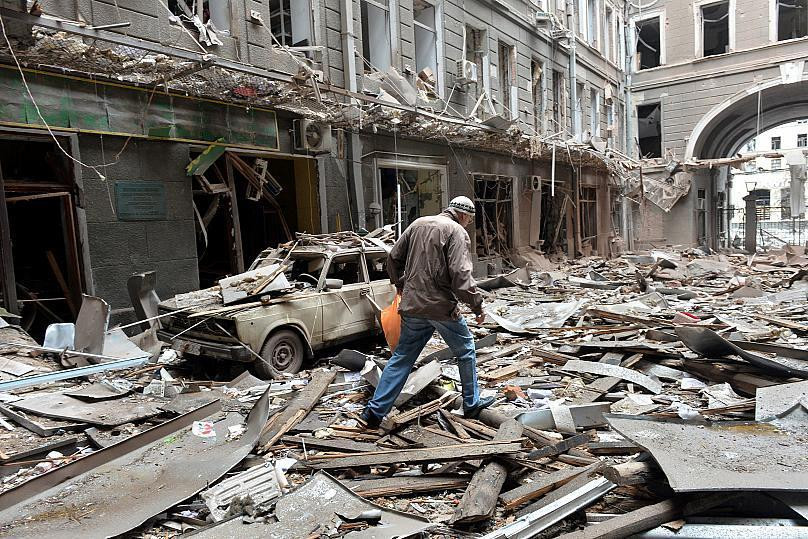 Edificios dañados tras un bombardeo en Járkov