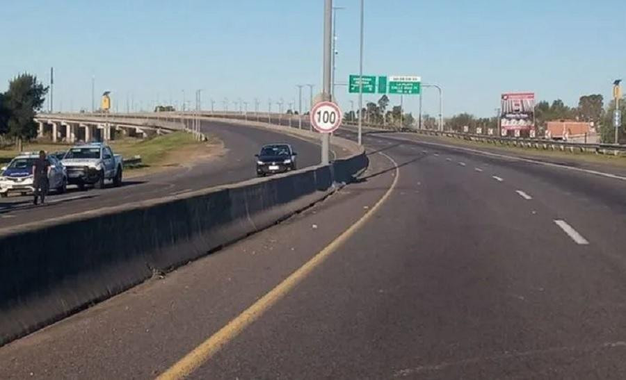 Lluvia de billetes generó caos de tránsito en la Autopista Buenos Aires-La Plata, Foto: gentileza El Día