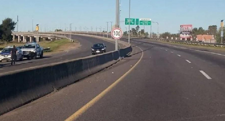 Lluvia de billetes generó caos de tránsito en la Autopista Buenos Aires-La Plata, Foto: gentileza El Día