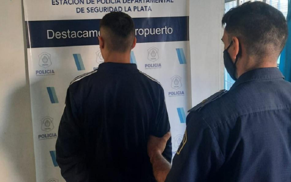 Tiene 16 años y era buscado por robar un teléfono celular y balear dos veces en el tobillo a la víctima