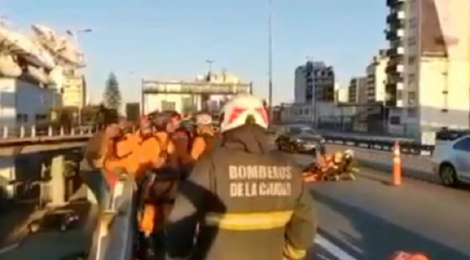 Bomberos de la Ciudad rescataron a un hombre que amenazaba con suicidarse en la Autopista 25 de Mayo