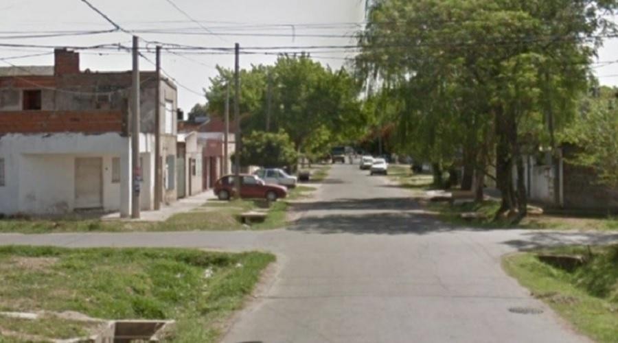 Festejaban un cumpleaños en la calle y un hombre los atacó a tiros: un muerto y ocho heridos