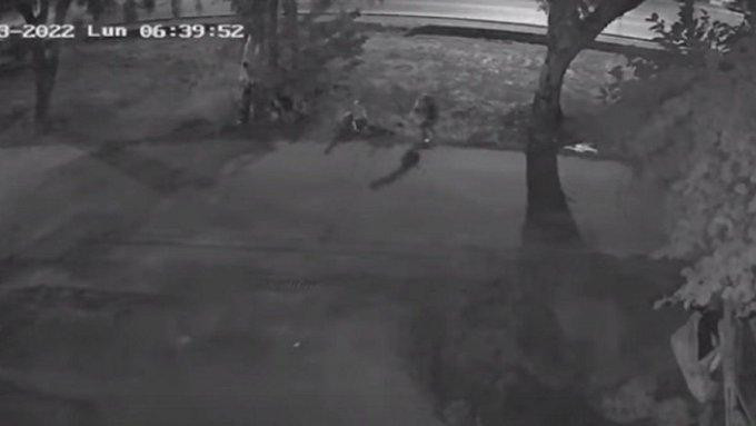 Captura de video, el momento en el que un delincuente mata para robar una bicleta