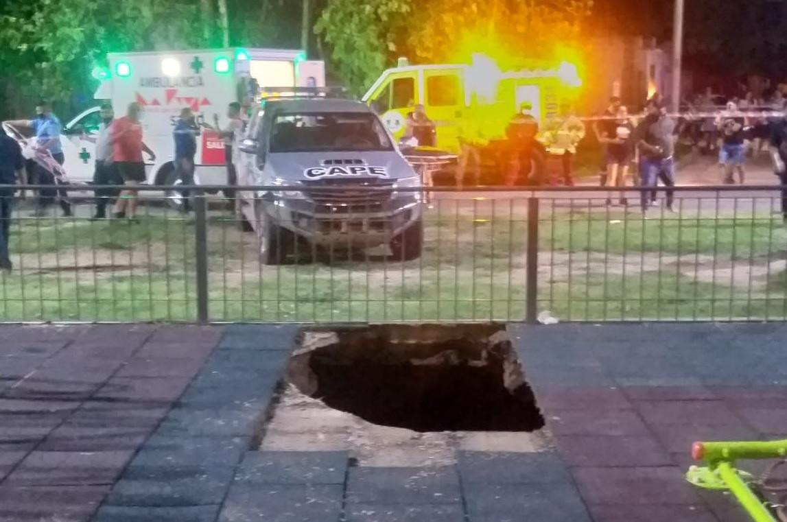 Dos mujeres y un bebé fueron rescatados de un pozo de casi 6 metros de profundidad