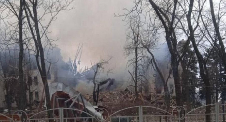Rusia bombardea un teatro de Mariúpol.