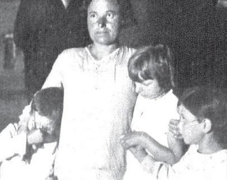Esposa de Severino Di Giovanni junto a sus hijos