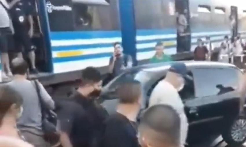 Cruzó con la barrera baja, chocó el auto contra el tren Sarmiento y fue agredido por un grupo de pasajeros