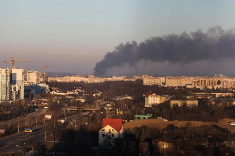 Tropas rusas bombardearon las inmediaciones del aeropuerto de Lviv, captura video