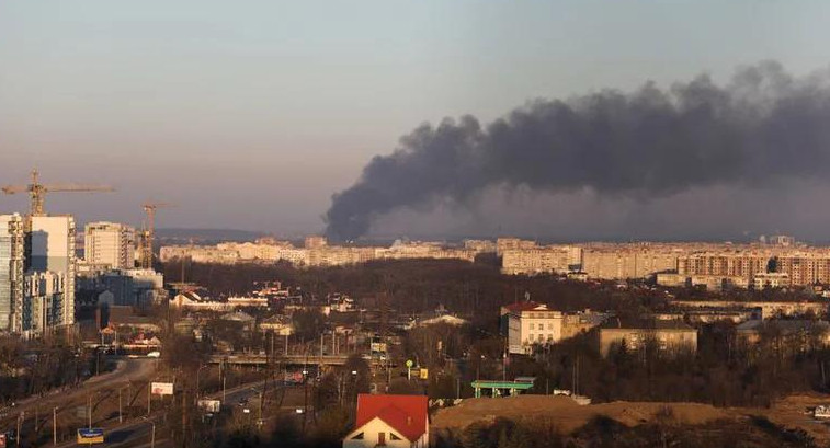 Tropas rusas bombardearon las inmediaciones del aeropuerto de Lviv, captura video