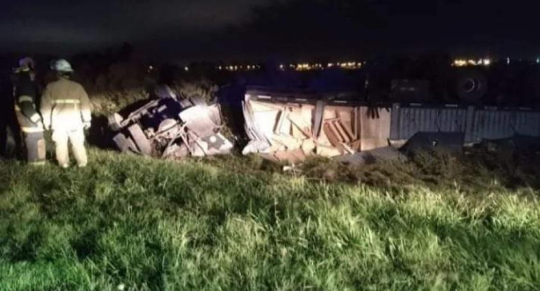 Vuelco fatal de un camión en la autopista Rosario - Santa Fe