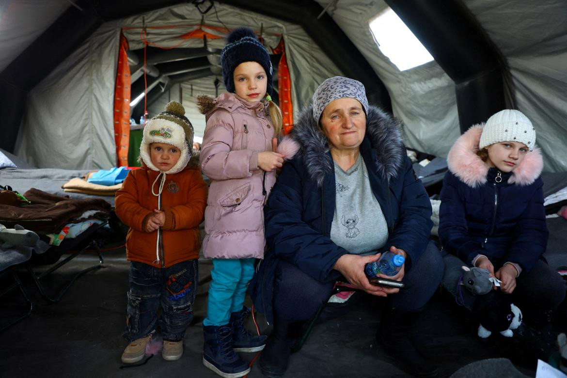 Familia en centro de refugiados, Reuters