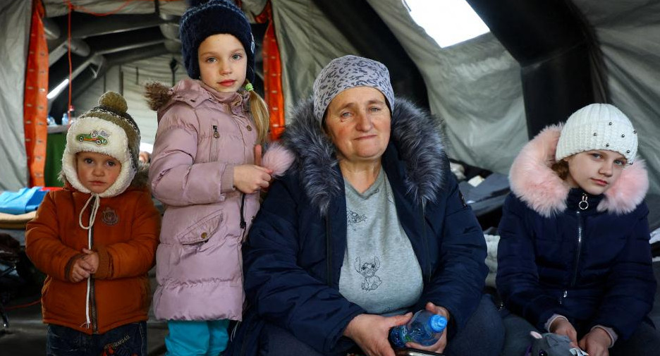 Familia en centro de refugiados, Reuters