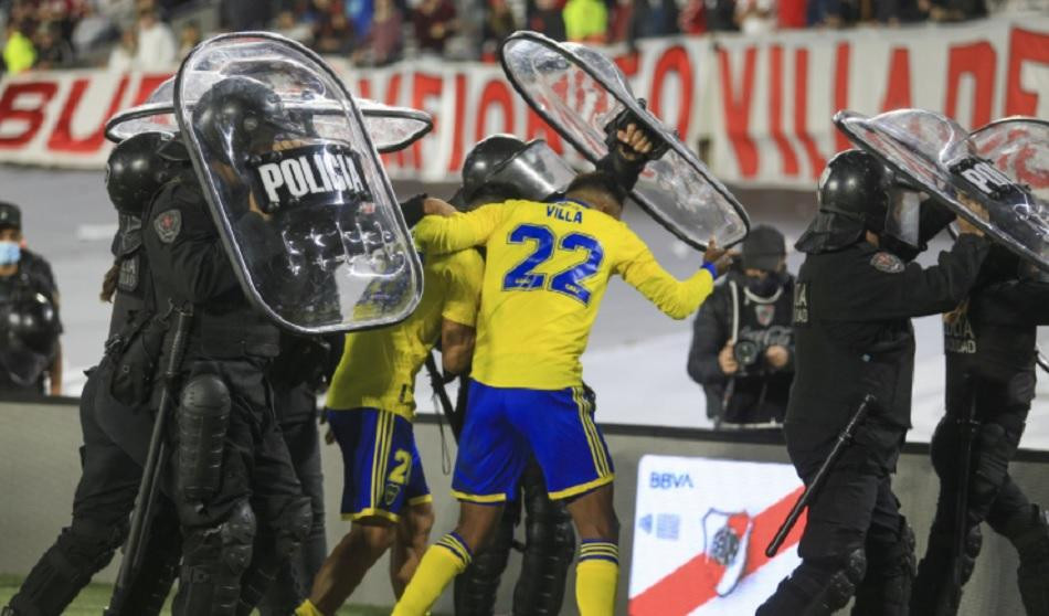 Jugadores de Boca agredidos al dejar el campo de juego.