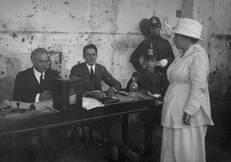 Julieta votando en 1911
