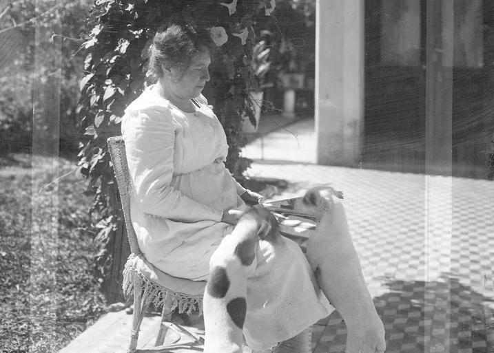 Lanteri en su casa junto a sus perros