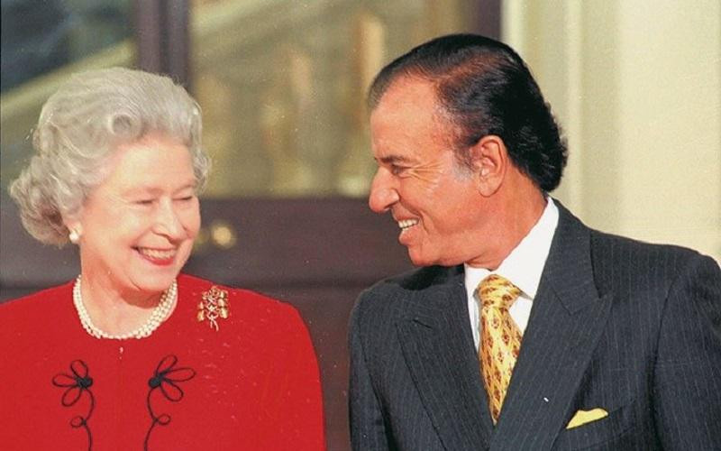 Carlos Menem en su visita al Reino Unido junto a la Reina Isabel