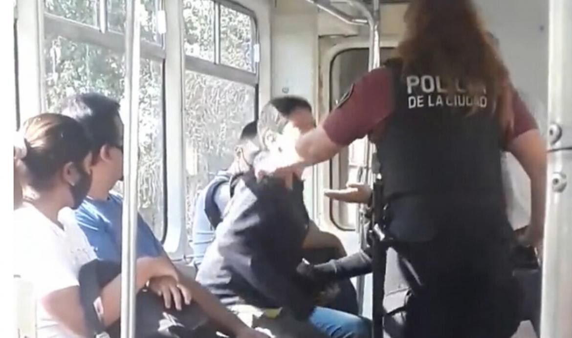 Una policía maltrató a un niño diagnosticado con autismo en el Premetro