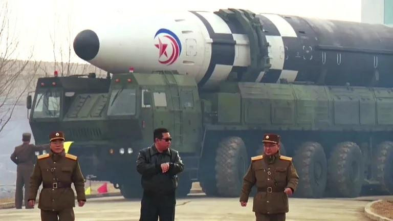 Kim Jong-un presenta misíl