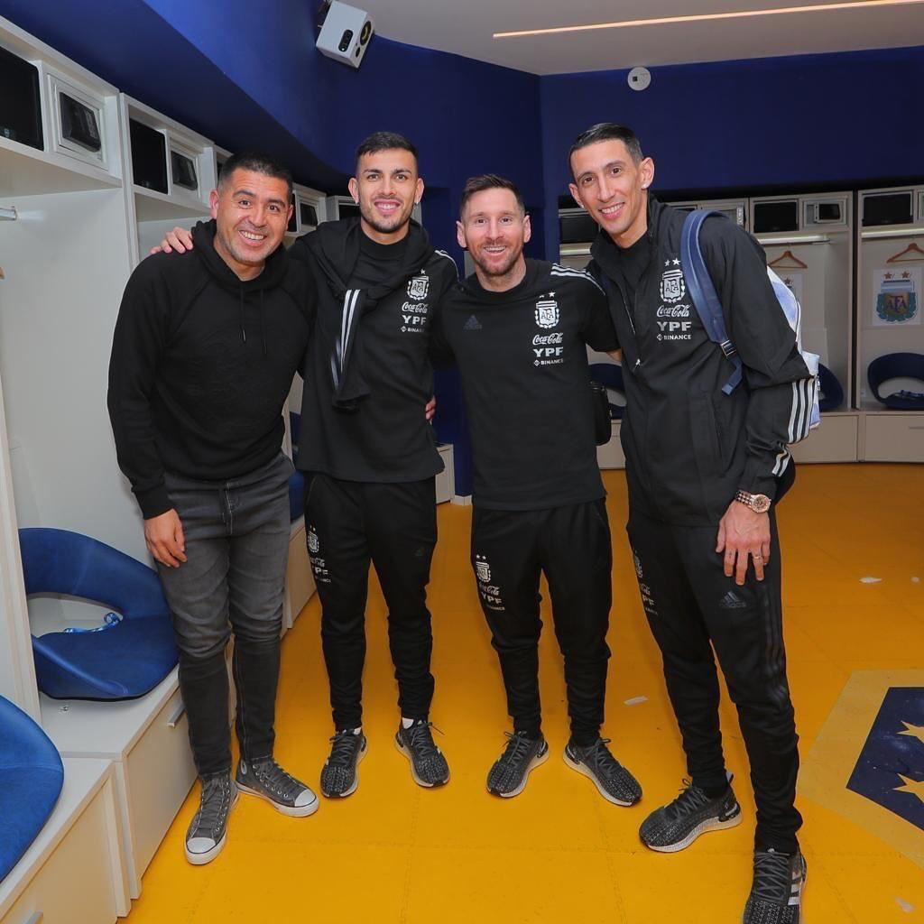 Juan Román Riquelme junto a Leandro Paredes, Lionel Messi y Ángel Di María
