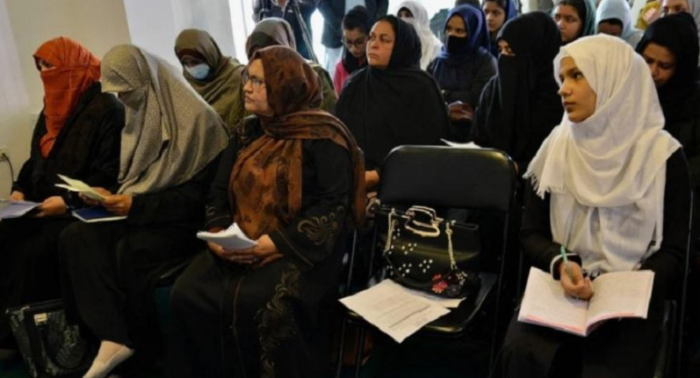 Afganistán: el Gobierno talibán prohibió que las mujeres puedan viajar solas en avión	