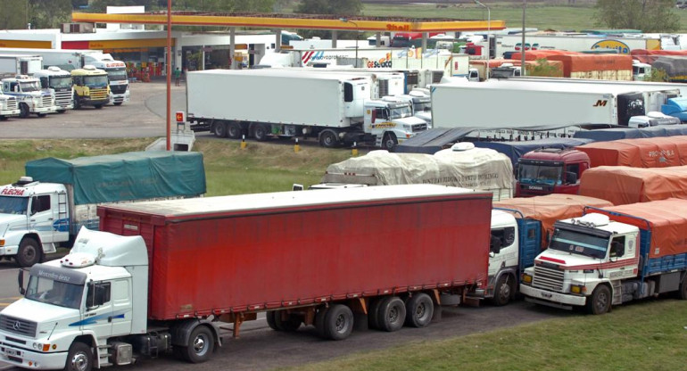 Camiones, carga de combustible, NA