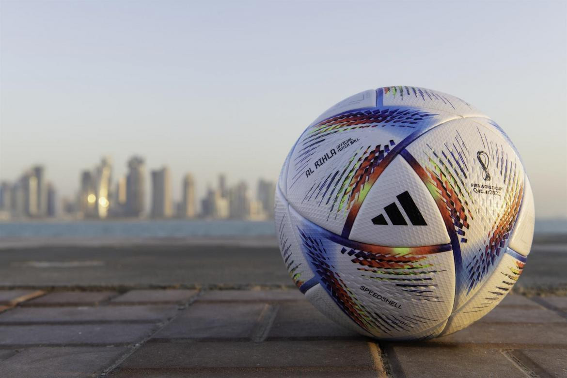 Al Rihla, la pelota oficial del Mundial de Qatar 2022. EFE.