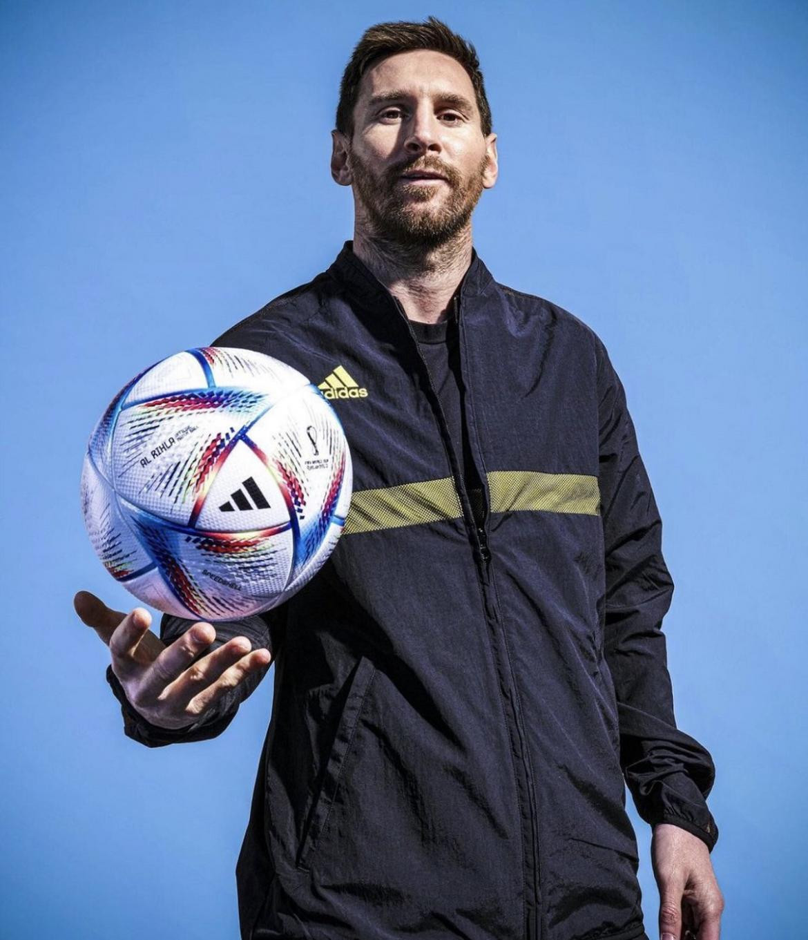 Lionel Messi con la pelota oficial del Mundial de Qatar 2022.