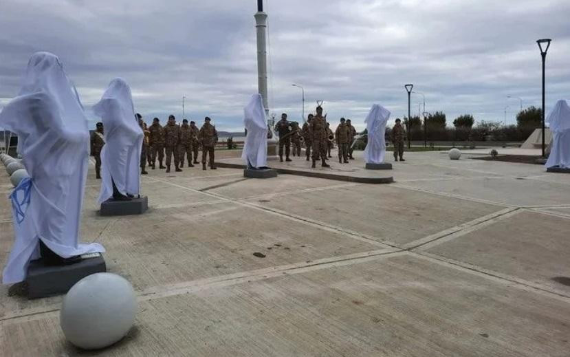 Estatua vandalizada de Cristina Kirchner en Río Gallego, foto NA