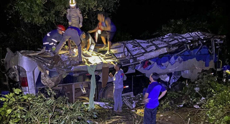 Tragedia en Brasil: al menos 10 muertos al caer un autobús por un precipicio, EFE