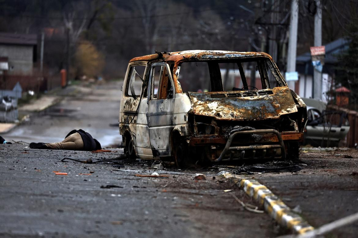 El horror de la guerra en Ucrania: cuerpos sin vida yacen en las calles de Bucha, REUTERS