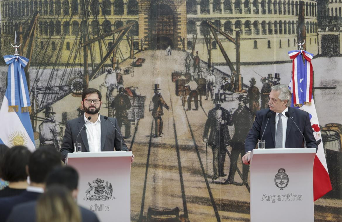 Los presidentes Alberto Fernández y Gabriel Boric, durante la conferencia de prensa en el Museo del Bicentenario. Foto NA