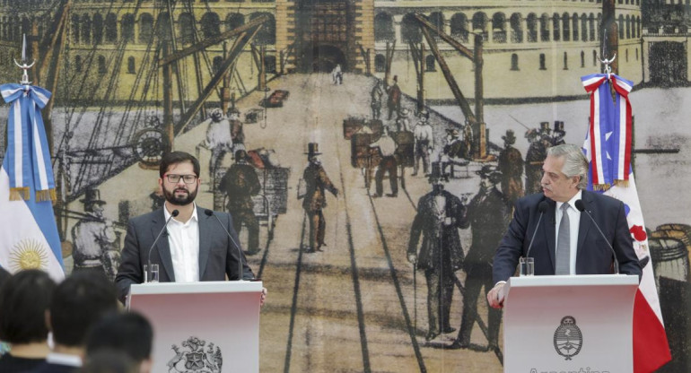 Los presidentes Alberto Fernández y Gabriel Boric, durante la conferencia de prensa en el Museo del Bicentenario. Foto NA