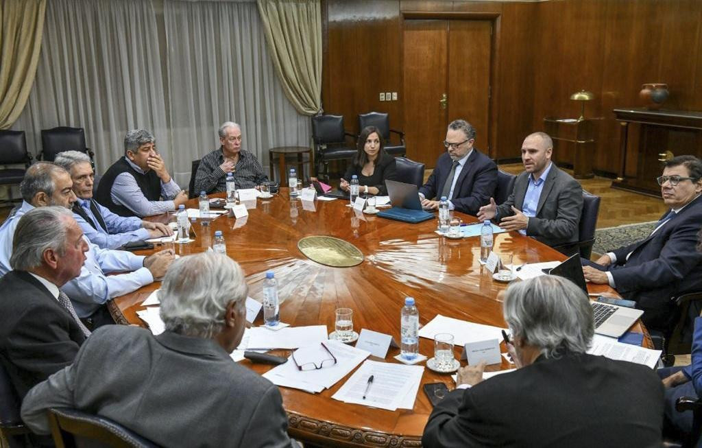 Martín Guzmán, Claudio Moroni y Matías Kulfas durante la reunión que mantuvieron con representantes de la CGT y la UIA en el palacio de Hacienda. Foto NA