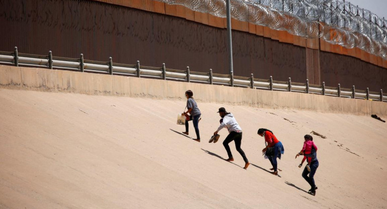 Migrantes mexicanos en frontera con EE.UU.
