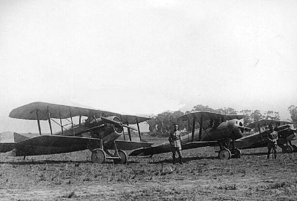 Benjamín Matienzo posando con su aeronave