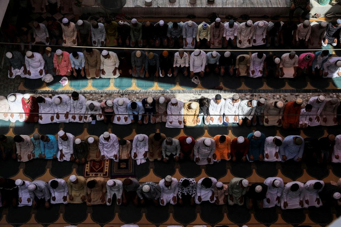 Musulmanes asisten a la tradicional oración del primer viernes del Ramadán en Nueva Delhi