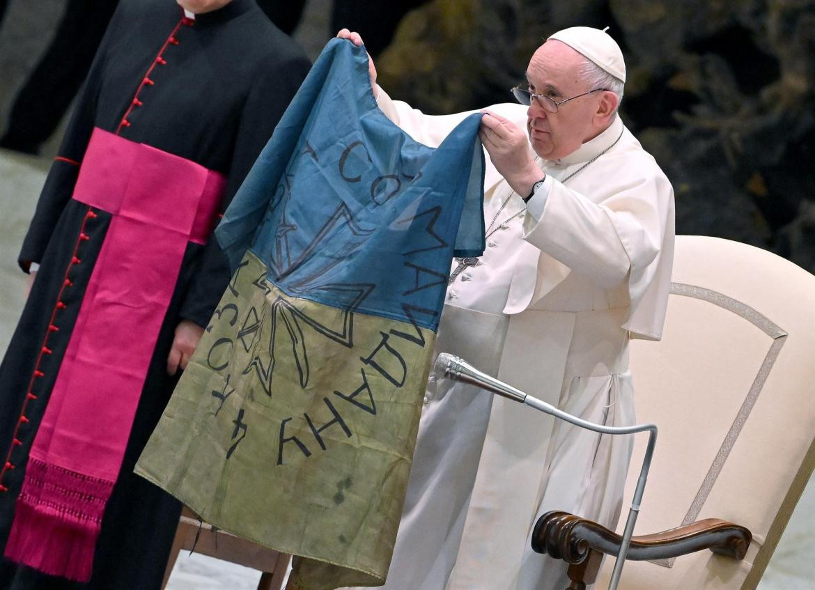Papa Francisco con una bandera Ucraniana, EFE
