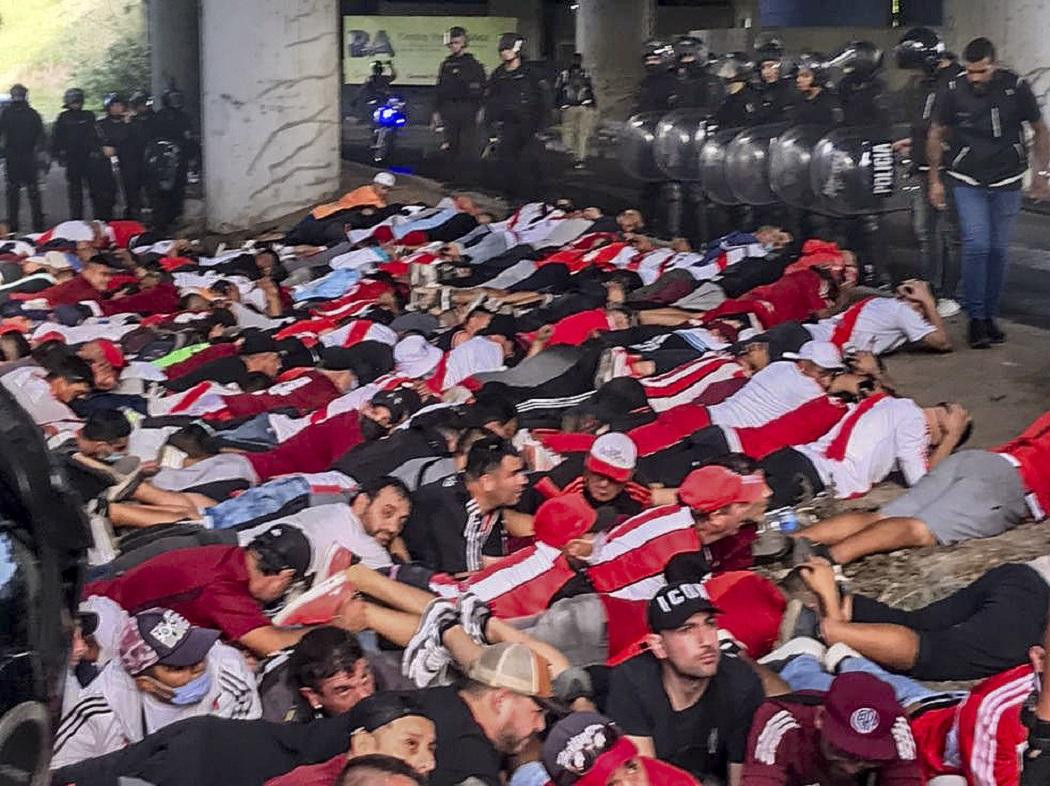 Barras de River detenidos en el Monumental, NA