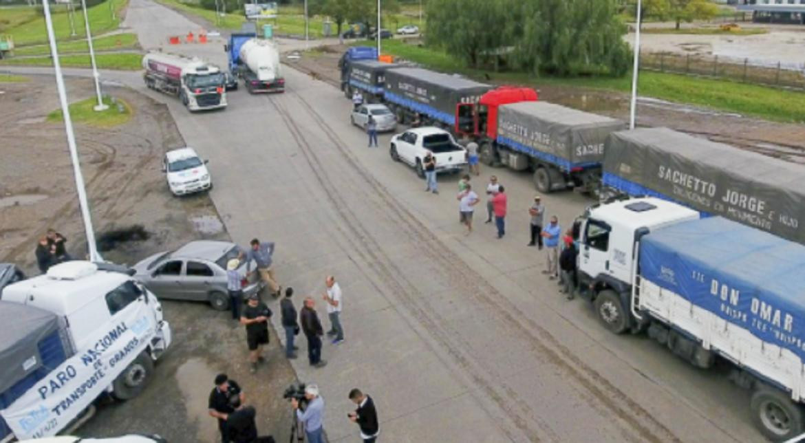 Continúan en paro los transportistas de granos