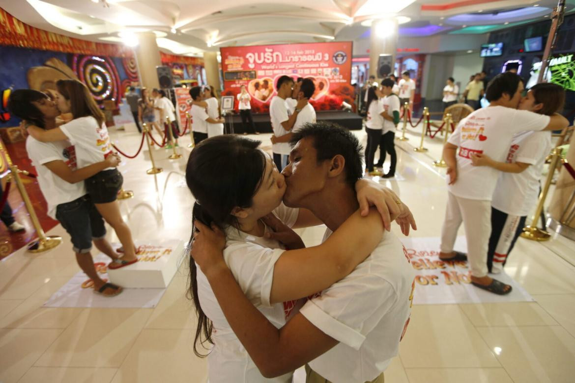 Record de beso, foto crnnoticias.com