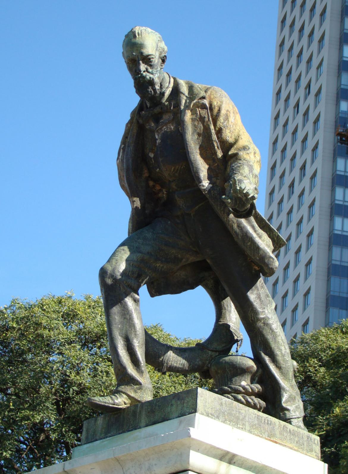 Monumento a Luis Viale en la Costanera