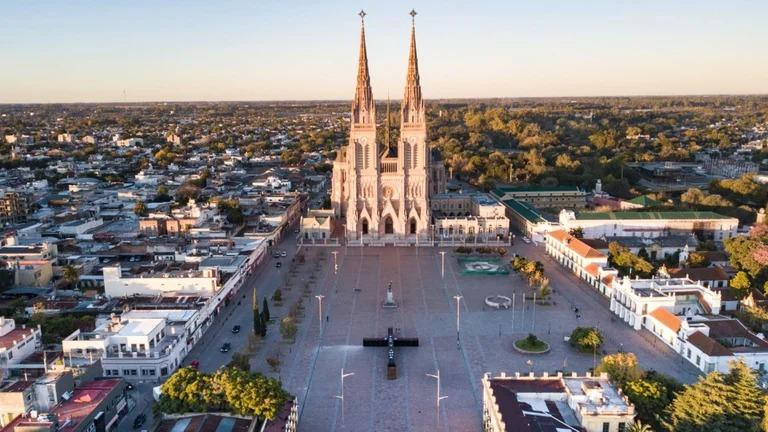 Semana Santa: Luján instaló una imponente Cruz Yacente frente a la Basílica Nacional