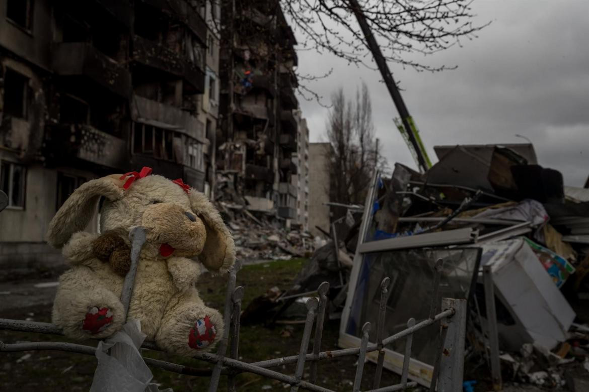 Un juguete frente a un edificio que sufrió daños tras un ataque en Borodianka. EFE