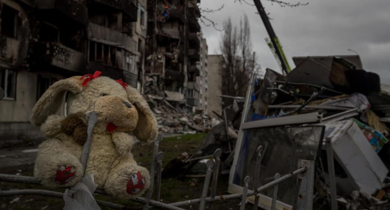 Un juguete frente a un edificio que sufrió daños tras un ataque en Borodianka. EFE