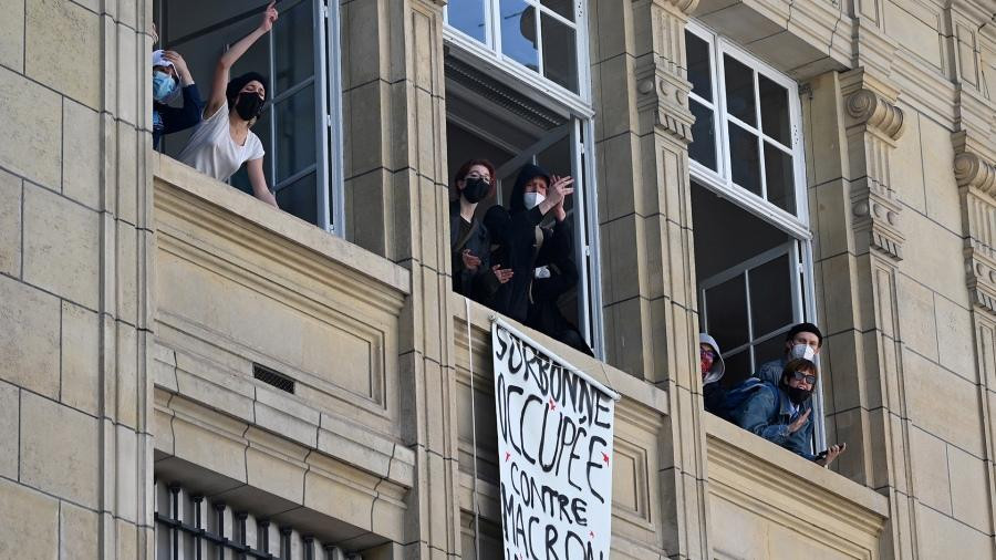 Marcha en París, leyendas antifascistas en las universidades tomadas, foto AFP