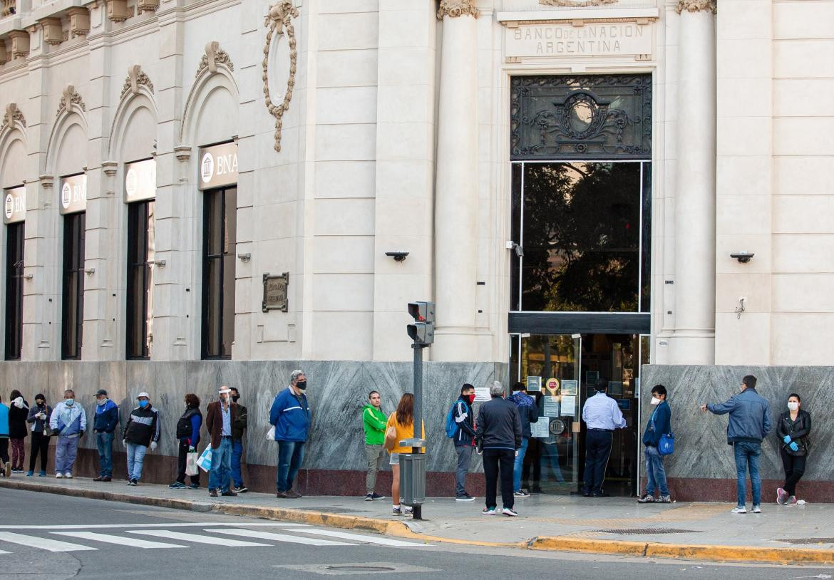 Fila en el banco, cola de gente en el banco, Banco Nación, NA